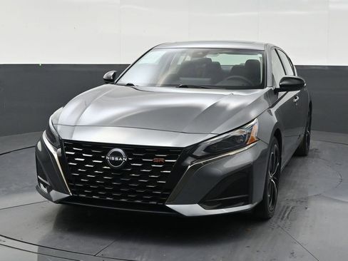 Used 2024 Nissan Altima 2.5 SR w/ SR Premium Package FWD image 8