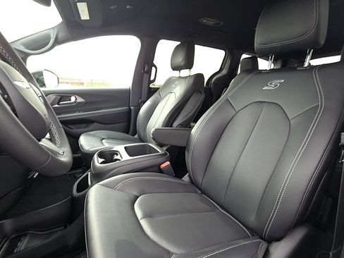 New 2026 Chrysler Pacifica Select image 14