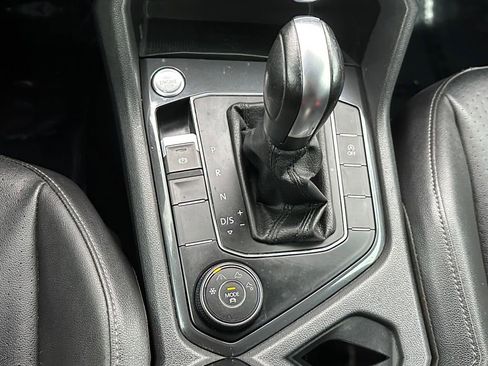 Used 2020 Volkswagen Tiguan SE image 16