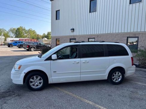Used 2008 Chrysler Town & Country Touring image 3