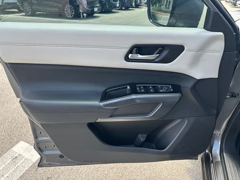 Used 2023 Nissan Pathfinder SL AWD/4WD image 19