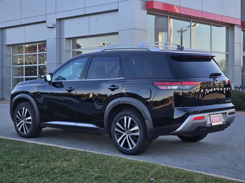 Used 2024 Nissan Pathfinder Platinum image 4