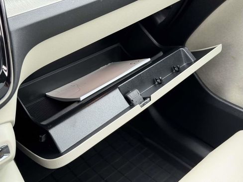 Certified 2023 Volvo XC40 B5 Ultimate w/ Protection Package Premier image 29