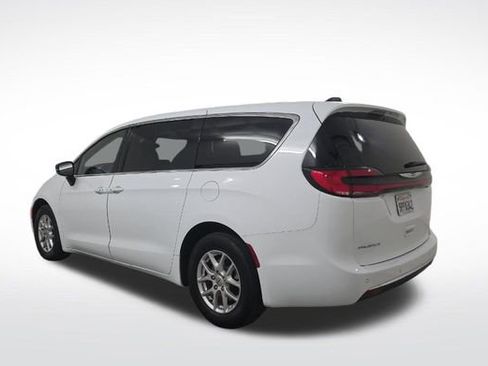 Used 2025 Chrysler Pacifica Select image 8