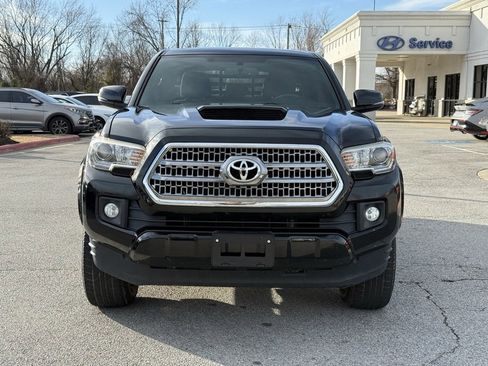 Used 2016 Toyota Tacoma TRD Sport image 2
