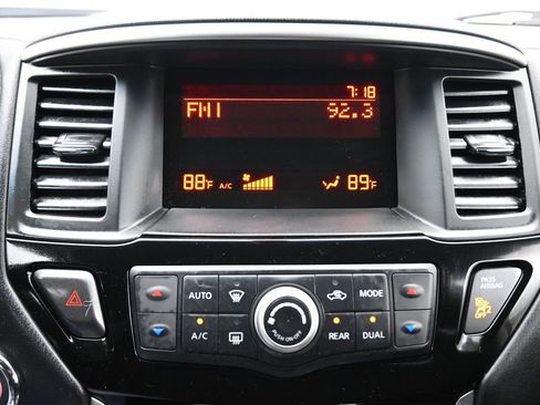 Used 2015 Nissan Pathfinder S image 17