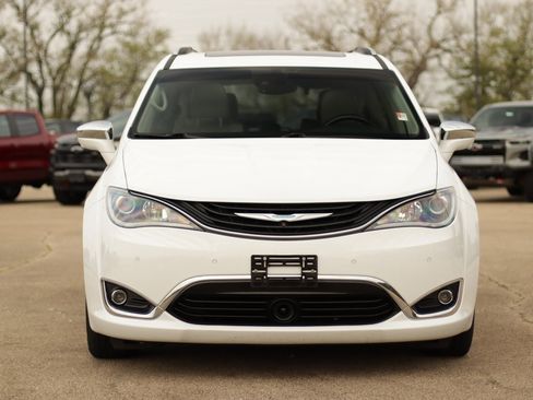 Used 2018 Chrysler Pacifica Limited w/ Advanced Safetytec Group image 2