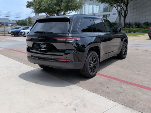 Used 2024 Jeep Grand Cherokee Altitude RWD image 10