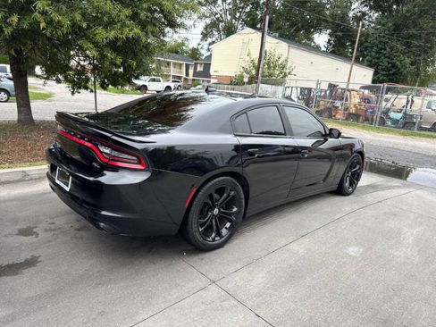 Used 2017 Dodge Charger R/T image 4