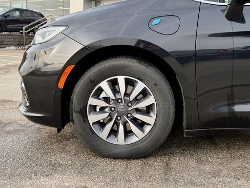Used 2024 Chrysler Pacifica Select image 28