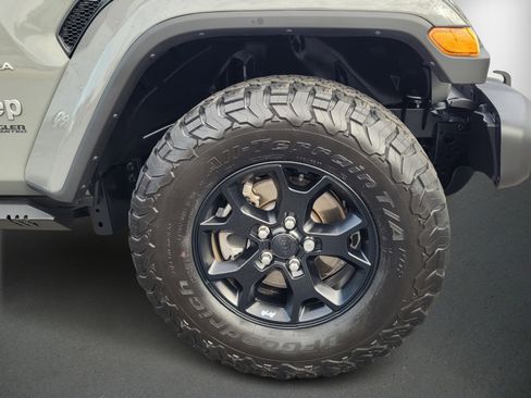 Used 2022 Jeep Wrangler Unlimited Sahara image 9