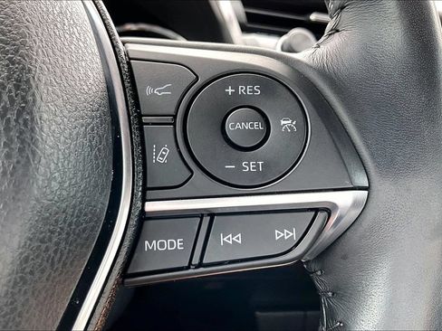 Used 2020 Toyota Camry XLE w/ Sunroof Package FWD image 18