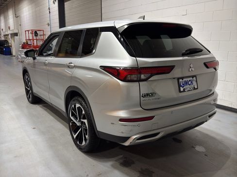 Used 2024 Mitsubishi Outlander SE image 3