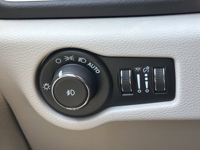 Used 2024 Chrysler Pacifica Touring-L FWD image 13