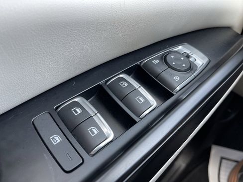 Used 2022 Kia Carnival LX image 22