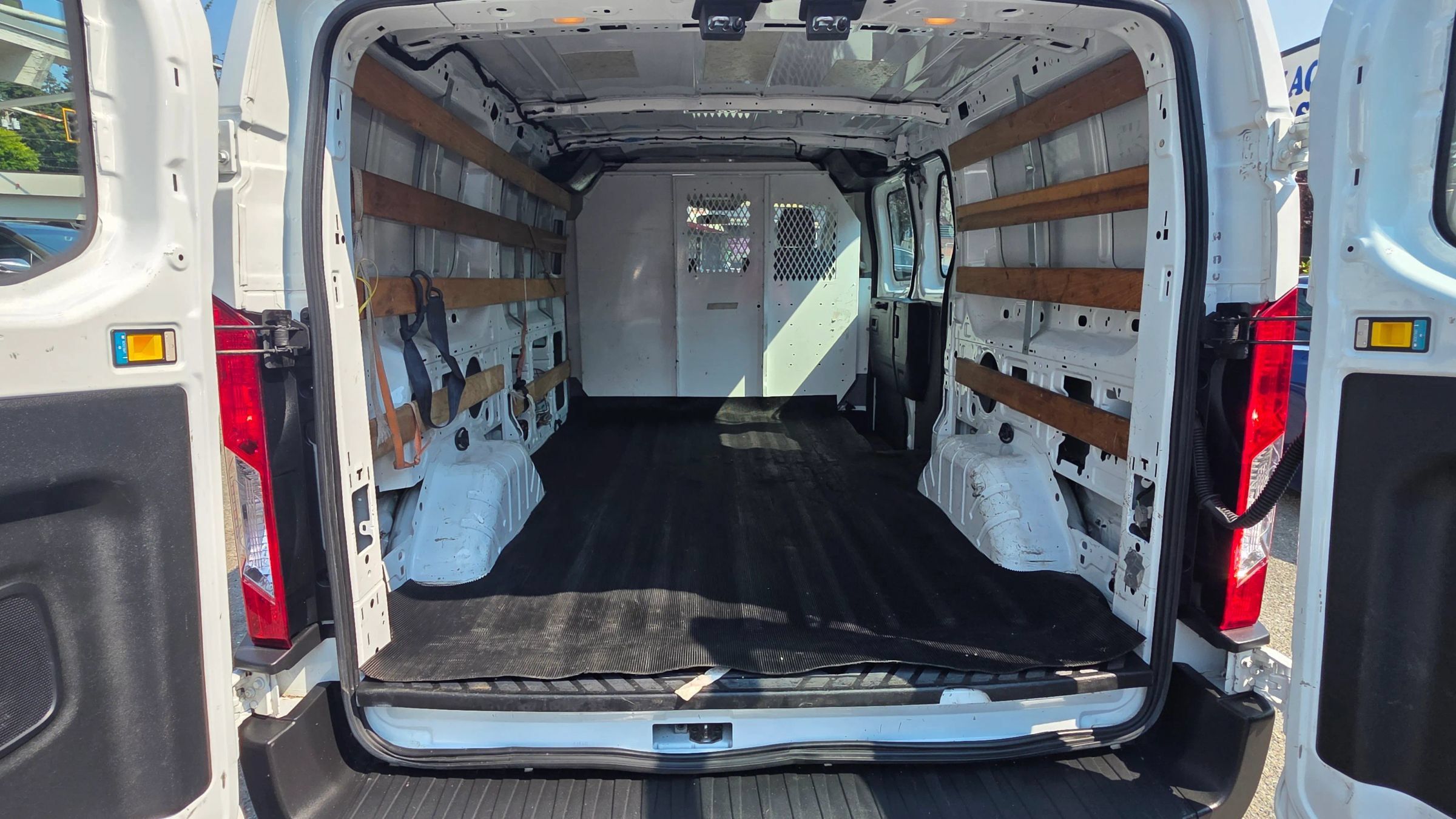 Used 2015 Ford Transit 250 130 Low Roof w/ Exterior Upgrade Package RWD image 14