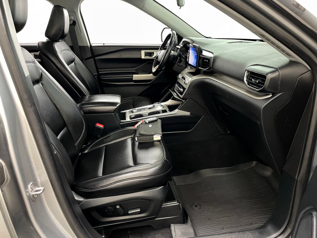 Used 2020 Ford Explorer XLT w/ Equipment Group 202A AWD/4WD image 39