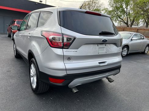 Used 2017 Ford Escape SE image 3