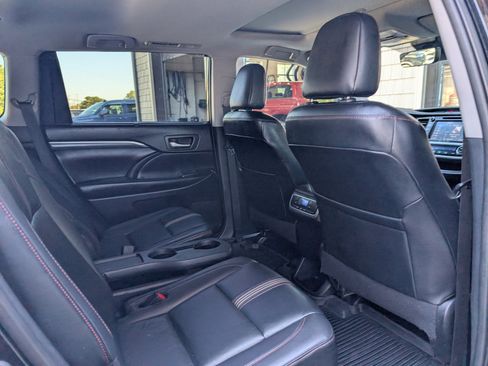 Used 2019 Toyota Highlander SE image 20