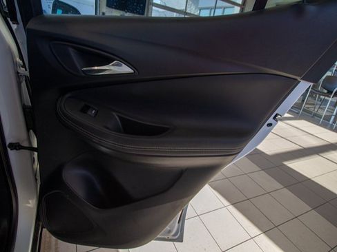 Used 2021 Buick Encore GX Essence image 11