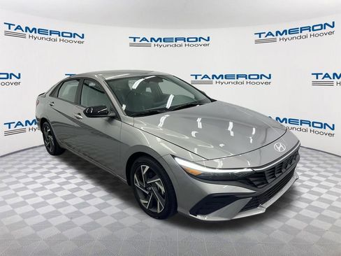 Used 2025 Hyundai Elantra SEL FWD image 7