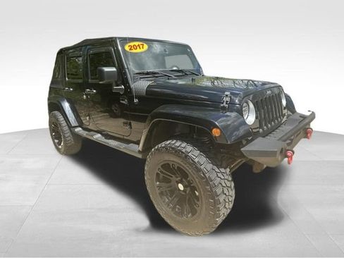 Used 2017 Jeep Wrangler Unlimited Sahara w/ Connectivity Group AWD/4WD image 3
