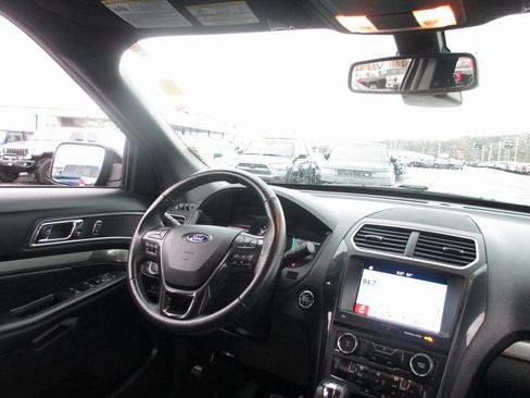 Used 2018 Ford Explorer XLT w/ Equipment Group 202A image 22