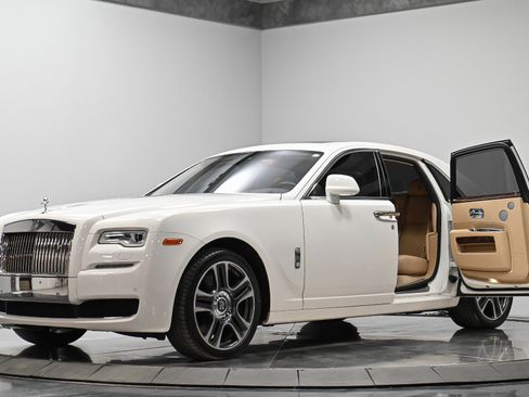Used 2017 Rolls-Royce Ghost image 2