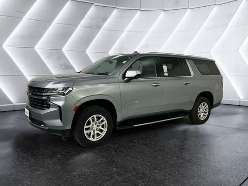 Used 2024 Chevrolet Suburban LT RWD image 3