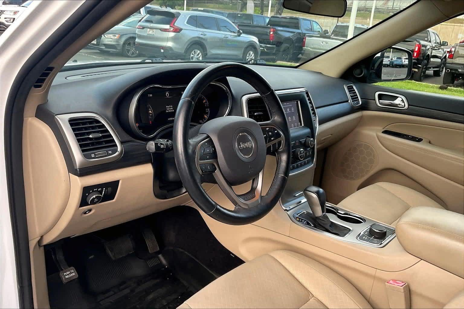 Used 2019 Jeep Grand Cherokee Laredo AWD/4WD image 2