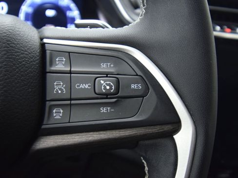 Used 2023 Jeep Grand Cherokee L Limited w/ Luxury Tech Group II image 32