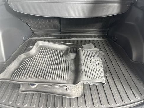 Used 2021 Toyota RAV4 XLE AWD/4WD image 32