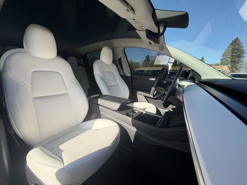 Used 2022 Tesla Model Y Long Range image 24