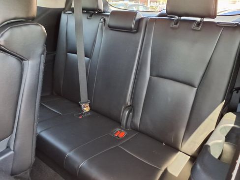 Used 2024 Toyota Highlander XLE FWD image 10