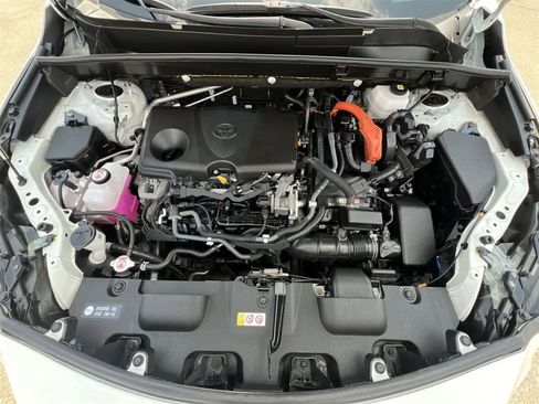 Used 2021 Toyota Venza LE image 15