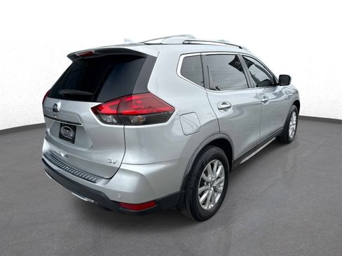 Used 2020 Nissan Rogue SV image 3