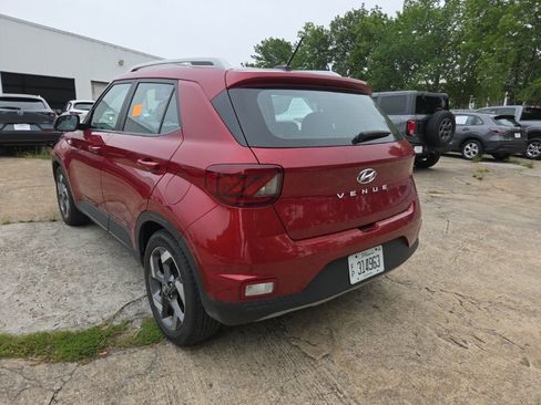 Used 2025 Hyundai Venue Limited FWD image 8