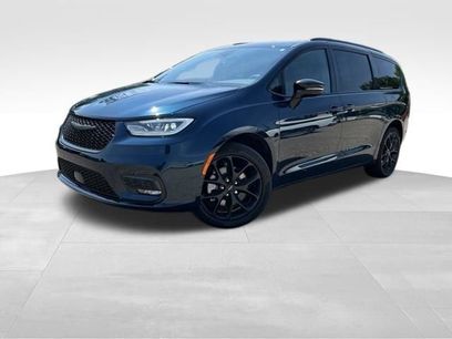Used 2023 Chrysler Pacifica Limited w/ S Appearance Package