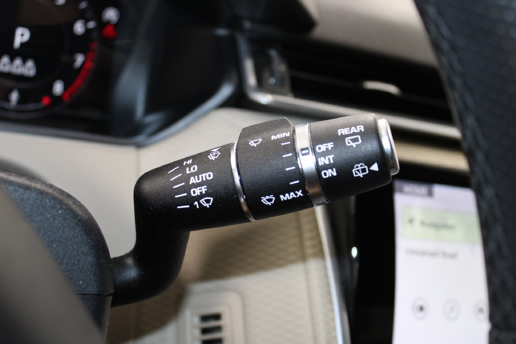 Used 2019 Land Rover Range Rover Velar R-Dynamic SE AWD/4WD image 24