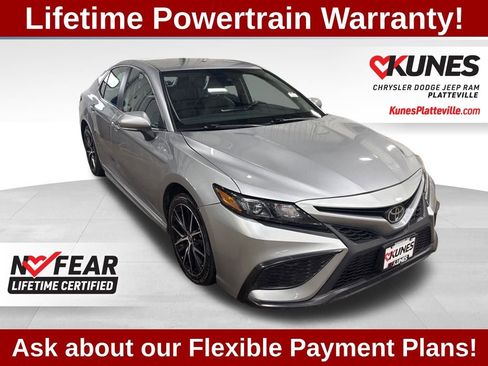 Used 2024 Toyota Camry SE image 3