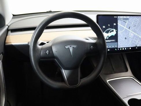 Used 2022 Tesla Model Y Long Range image 17