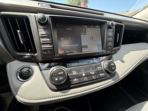 Used 2018 Toyota RAV4 XLE FWD image 21