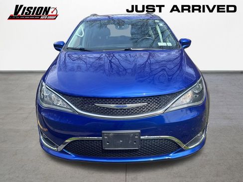 Used 2020 Chrysler Pacifica Touring-L w/ Tire & Wheel Group FWD image 2