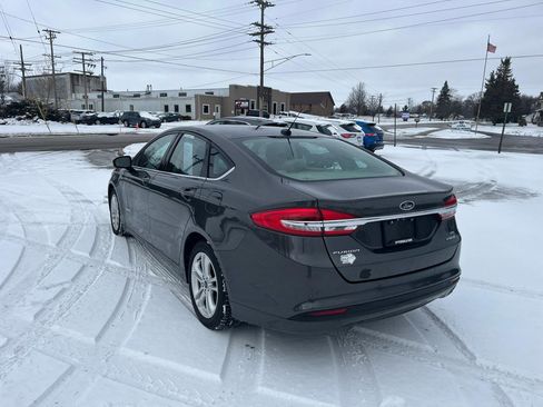 Used 2018 Ford Fusion SE image 2