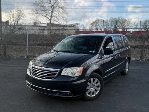 Used 2014 Chrysler Town & Country Touring FWD image 1
