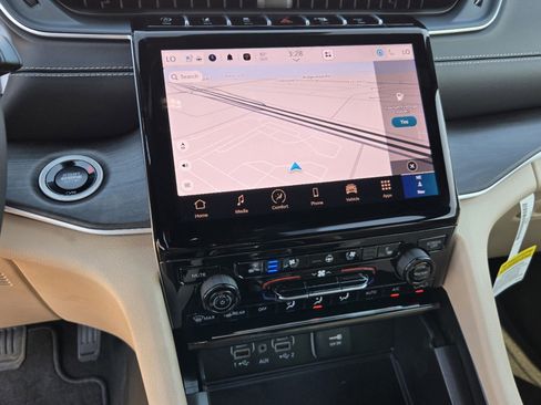 New 2025 Jeep Grand Cherokee Limited w/ Luxury Tech Group II image 10