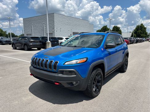 Used 2017 Jeep Cherokee Trailhawk AWD/4WD image 2