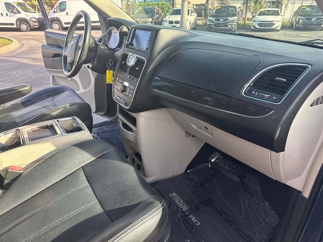 Used 2014 Chrysler Town & Country Touring FWD image 17