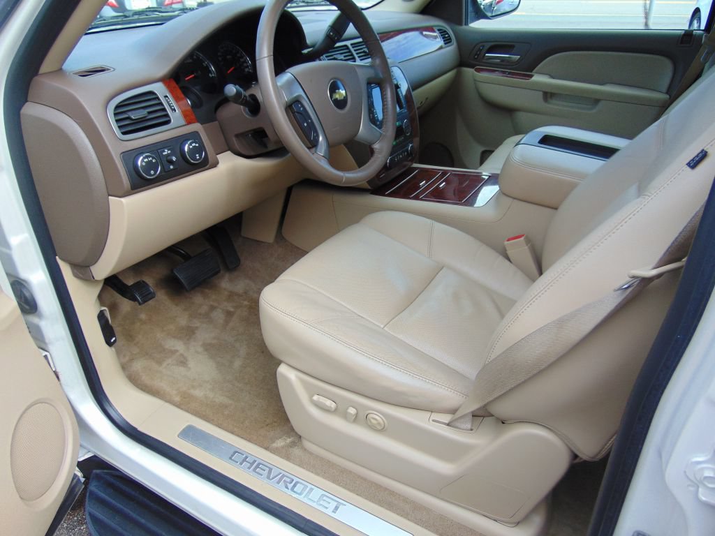 Used 2010 Chevrolet Avalanche LTZ AWD/4WD image 2