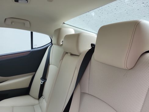 Used 2024 Lexus ES 350 w/ Premium Package FWD image 12